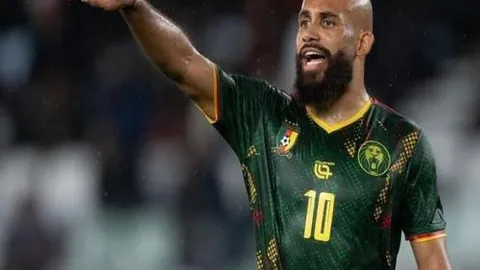 中国男子冰球队以7-2力克中国台北，成功挺进亚冬会四强，央视新闻客户端同步播报