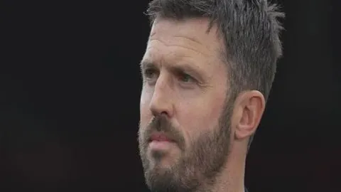 “校园足球事故学生受伤，法院判定学校无责解析——新京报时评”